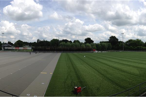 Aanleg kunstgras voetbalveld - Sportinfrabouw NV